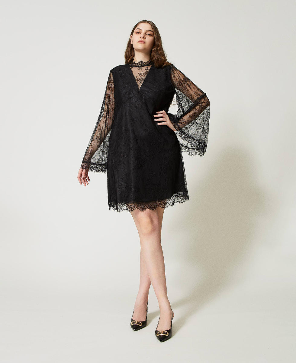 Robe courte en dentelle plissée