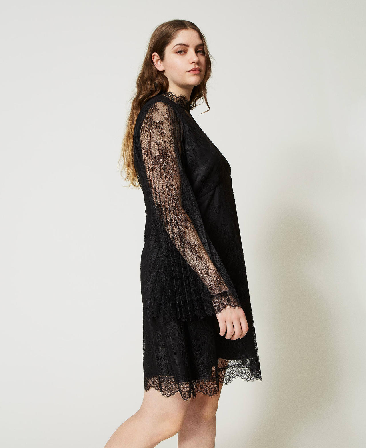 Robe courte en dentelle plissée