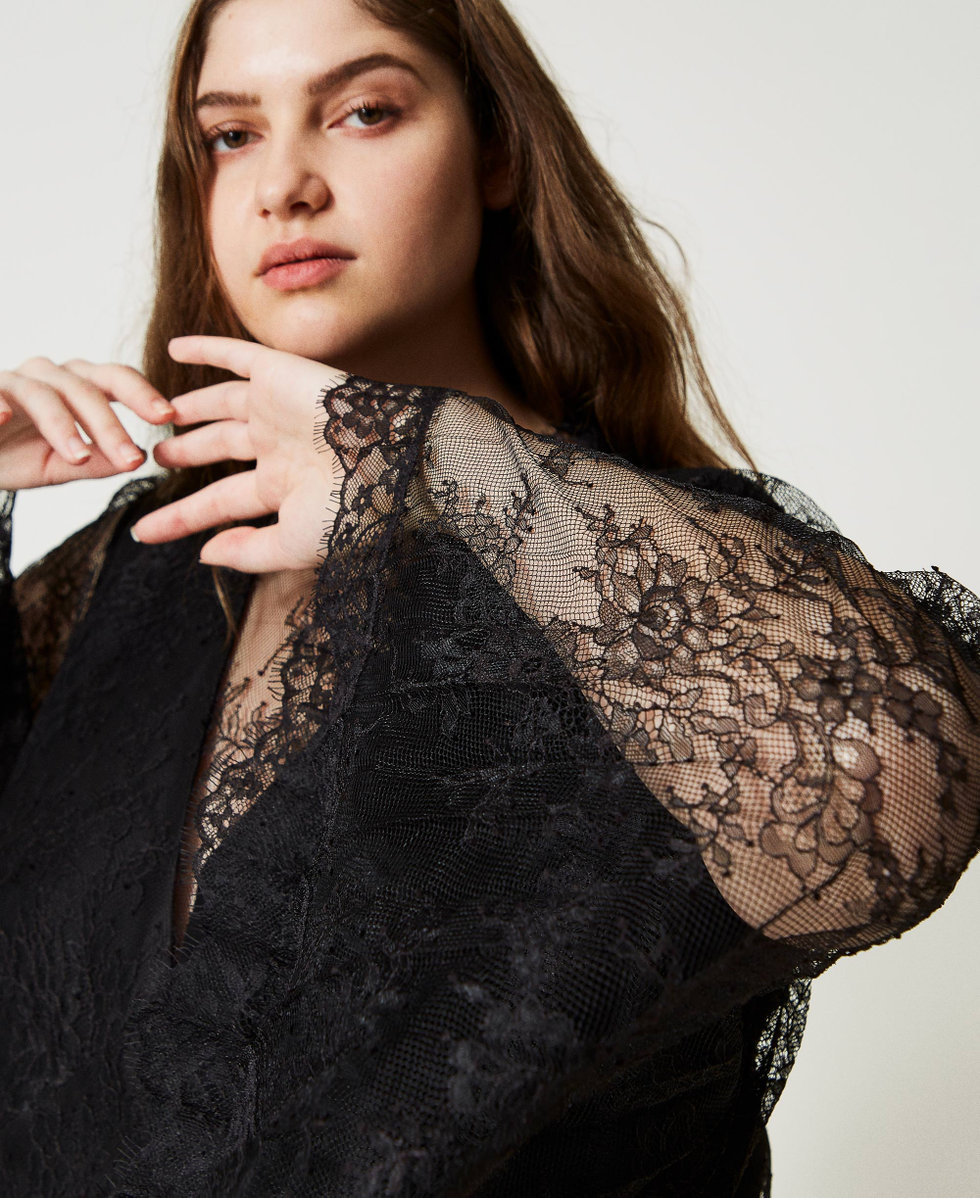 Robe courte en dentelle plissée