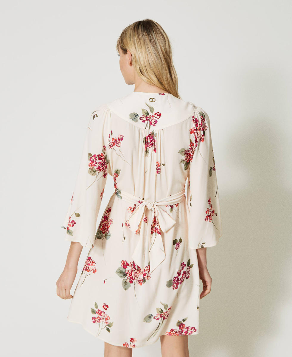 Robe courte en cr&eacute;pon floral