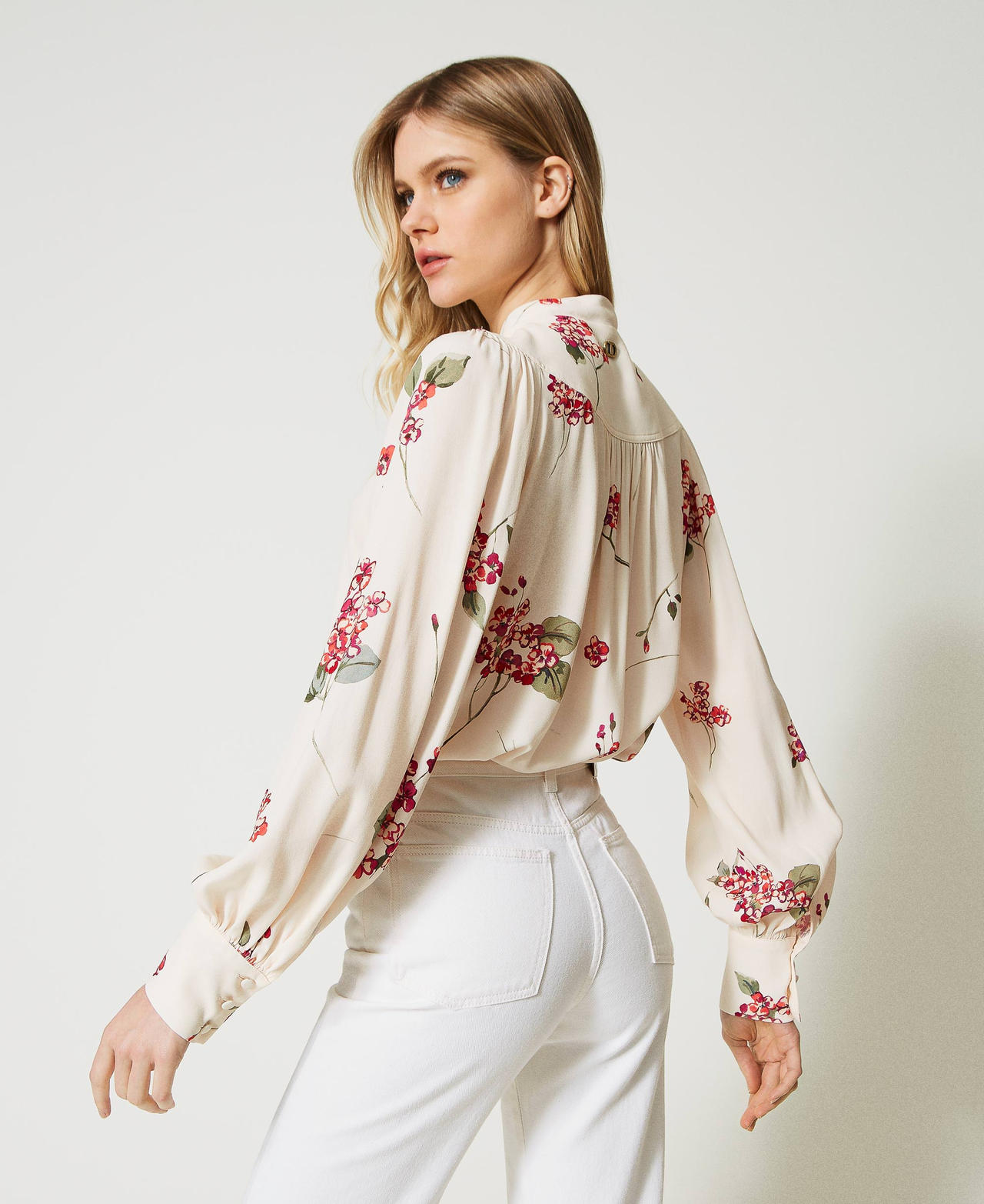 Bluse aus Krepon mit Blumendessin