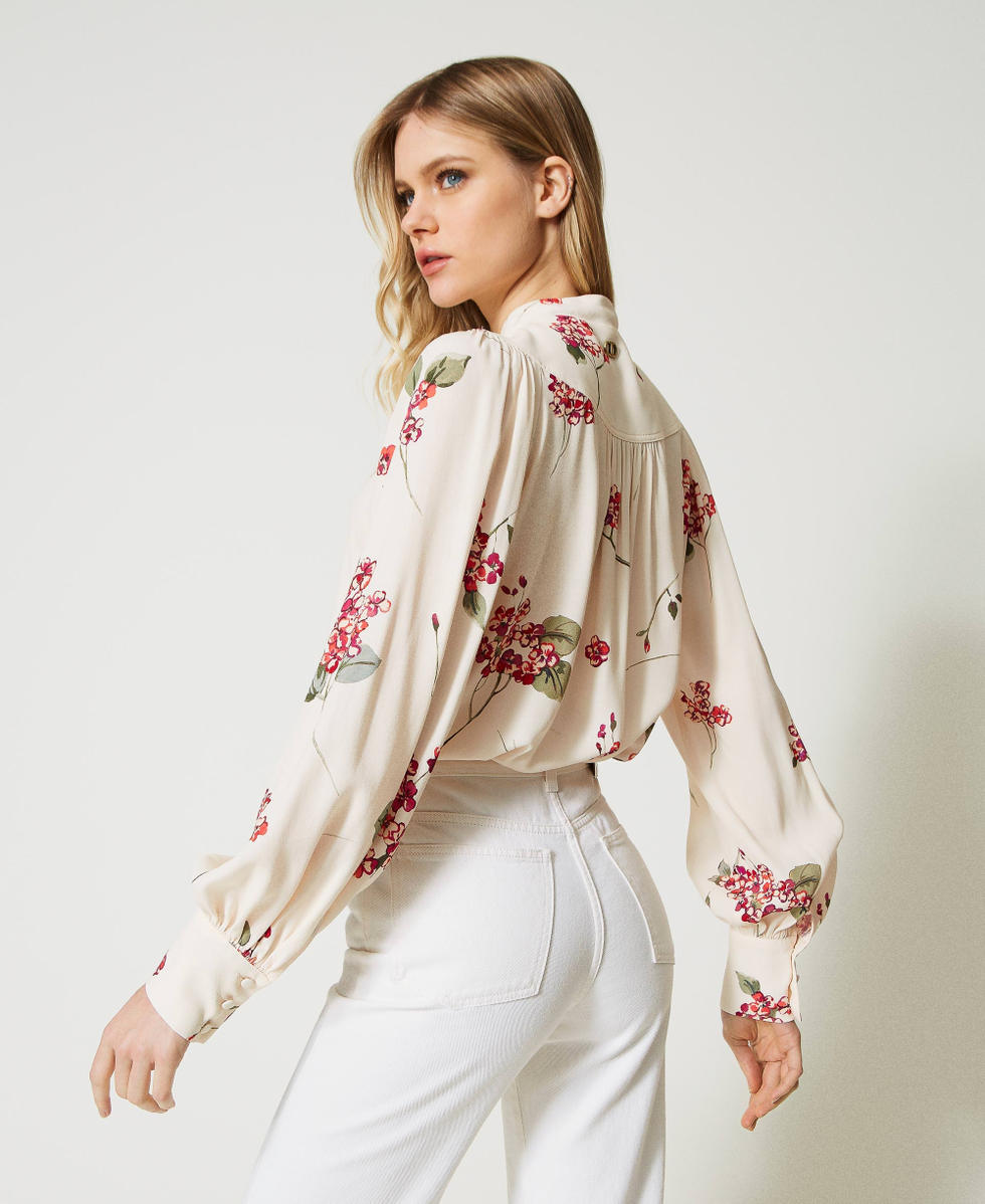 Blusa de crep&eacute; de flores