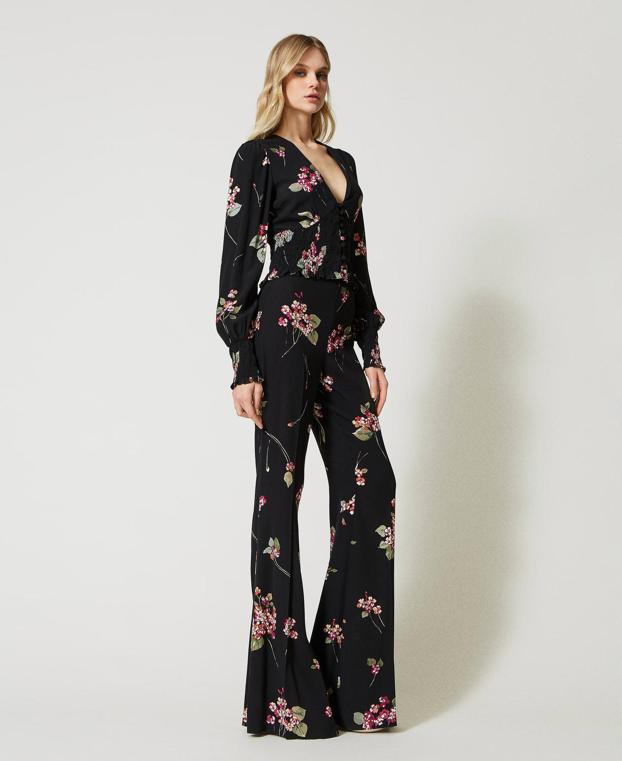Flared floral crêpe trousers Black / Multicolour Bouquet Print Woman 231TP2706-02