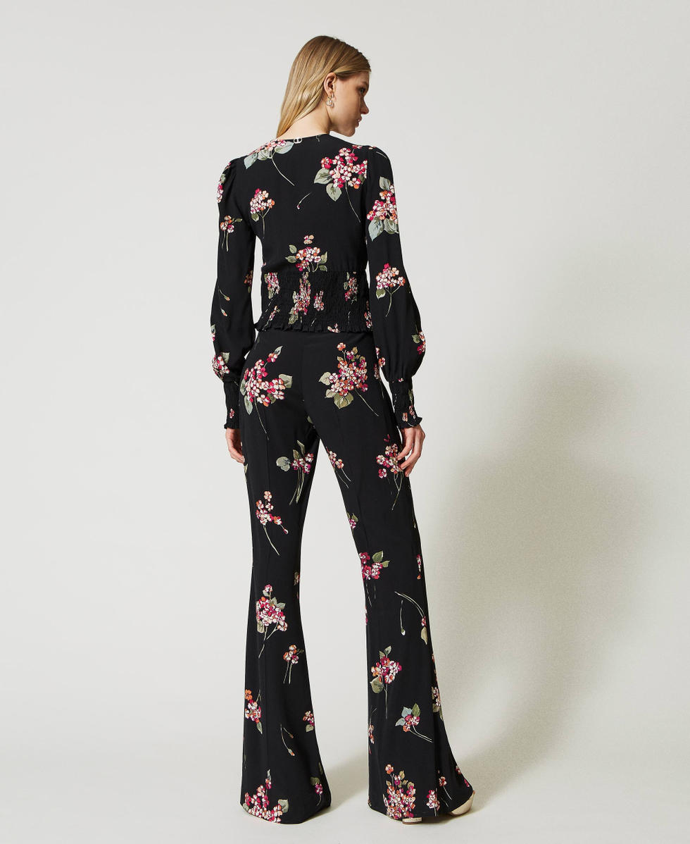 Pantalon &eacute;vas&eacute; avec cr&ecirc;pe floral