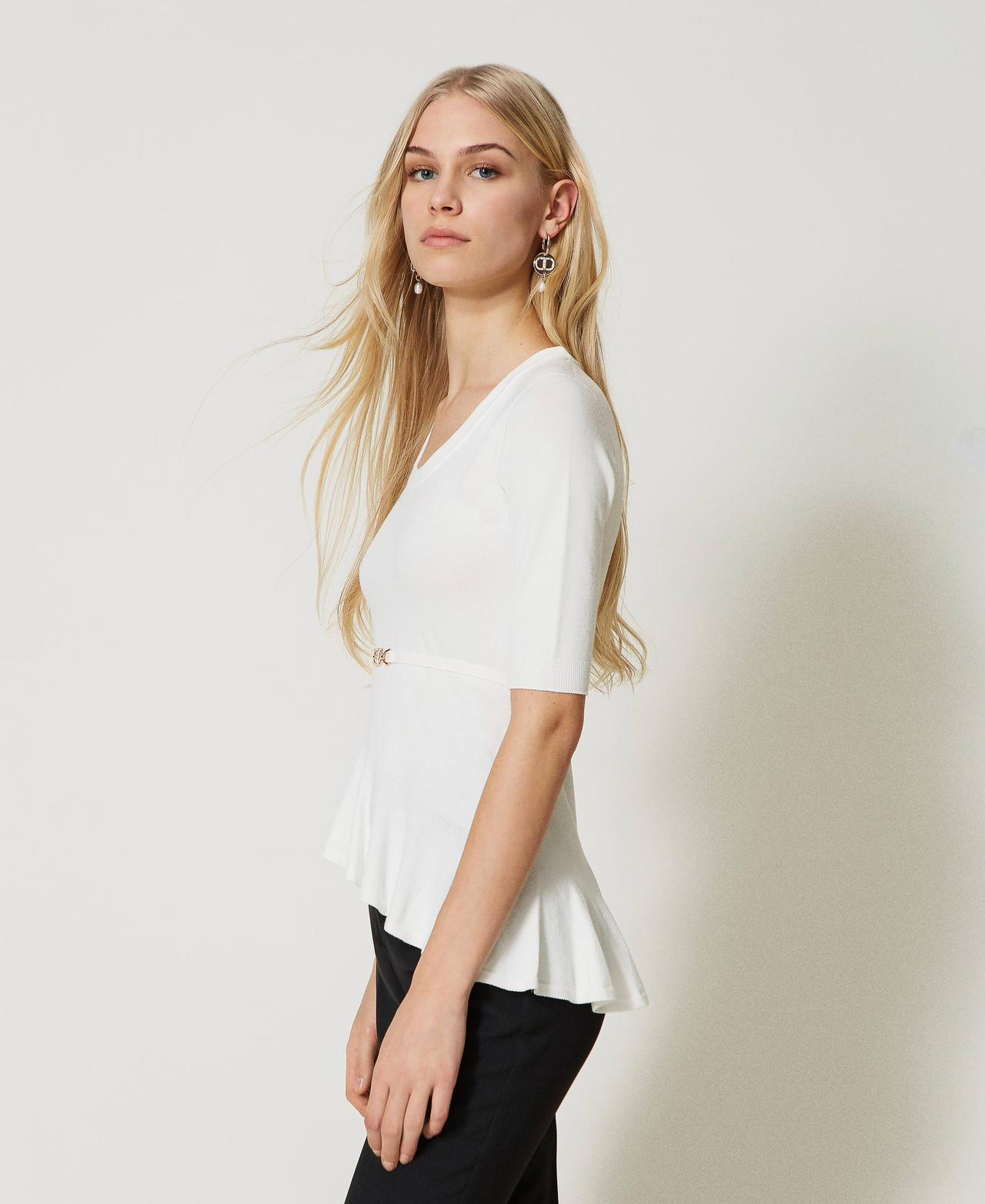 Seamless jumper with Oval T belt