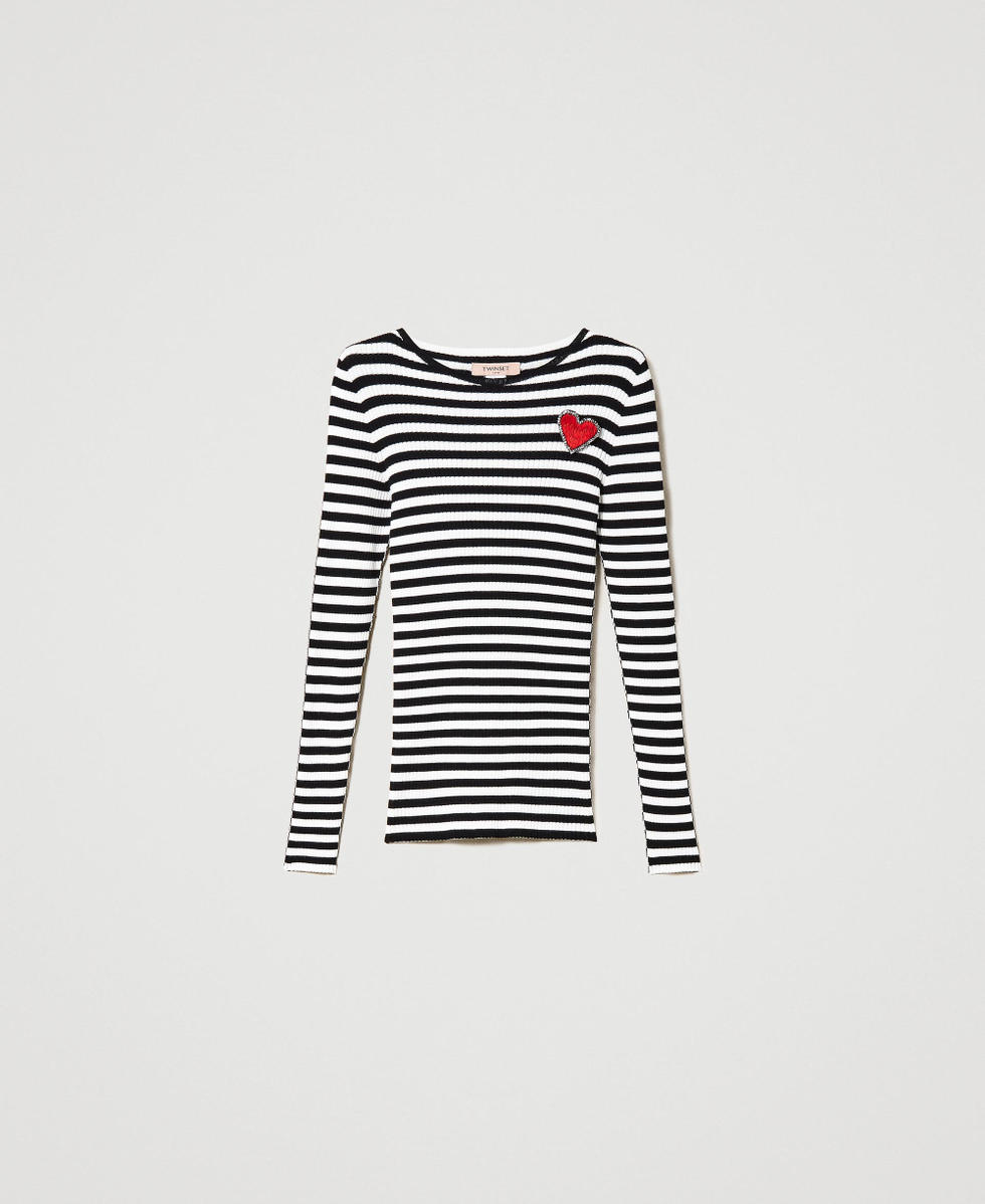 Maglia a righe con spilla