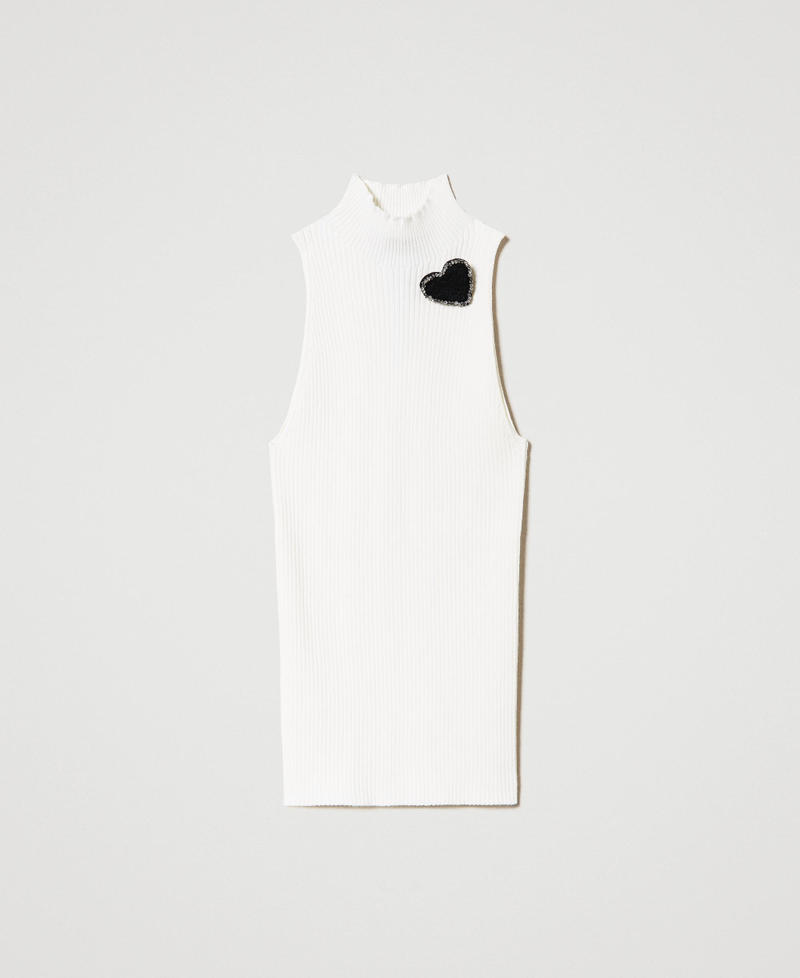 Top in maglia a righe con spilla