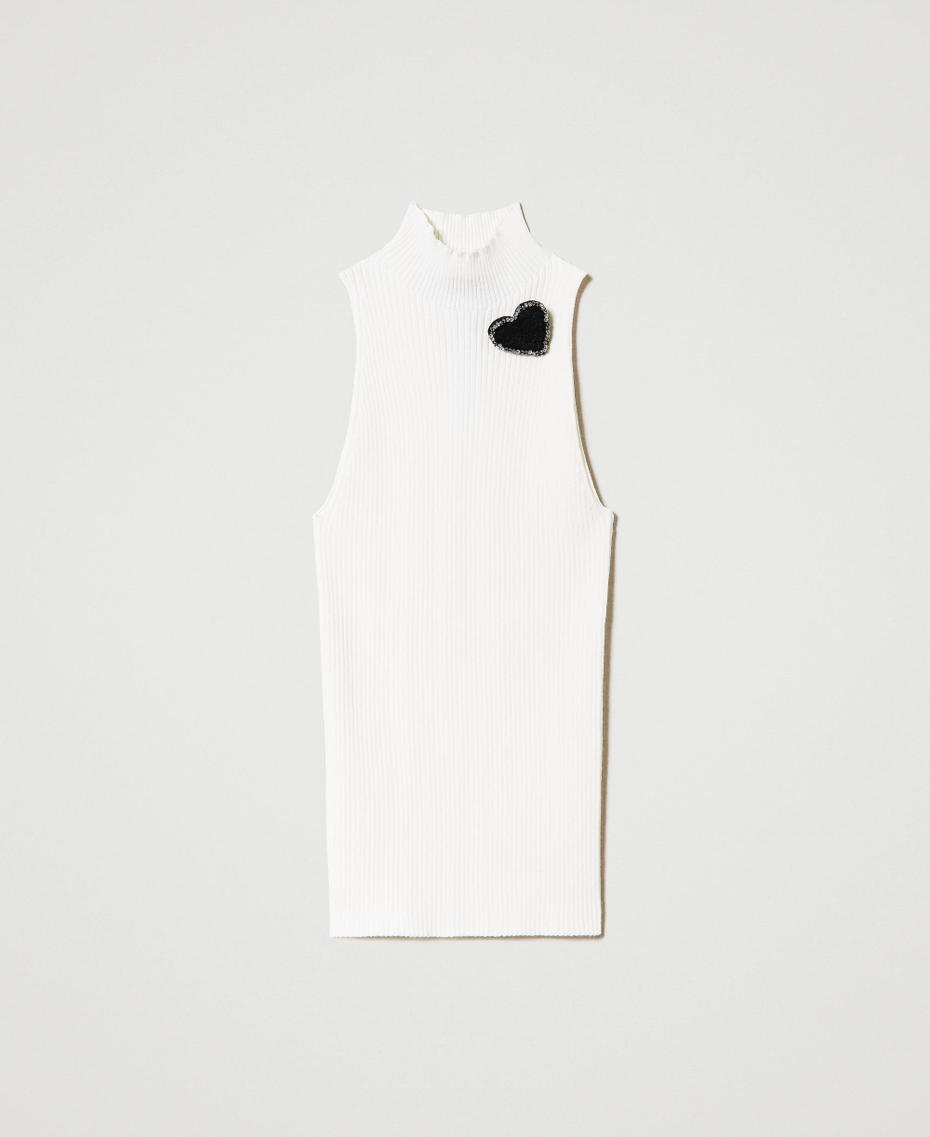 Top in maglia a righe con spilla