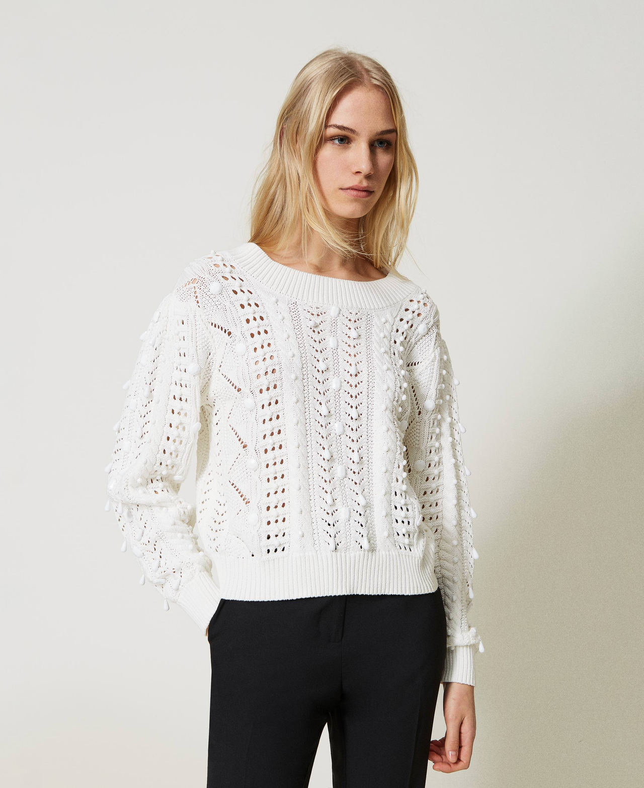 Pull ajouré avec broderie réalisée à la main