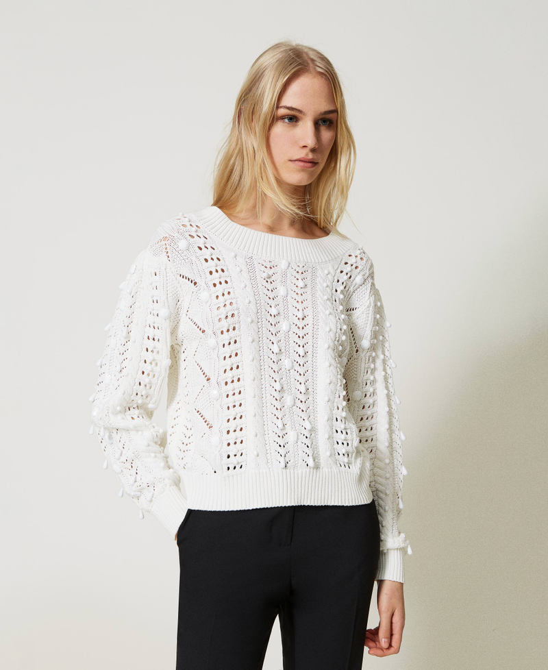 Pull ajouré avec broderie réalisée à la main
