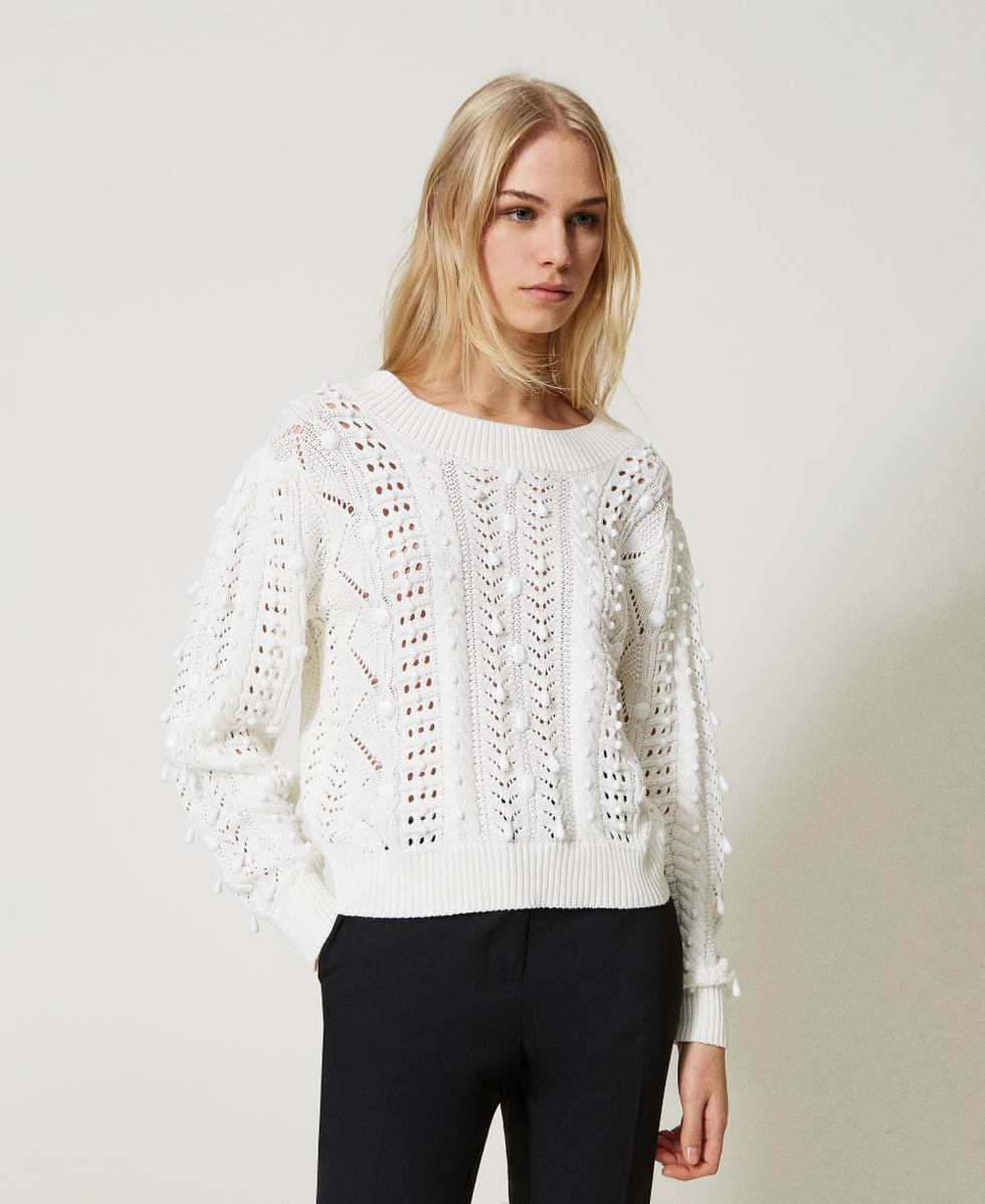 Pull ajour&eacute; avec broderie r&eacute;alis&eacute;e &agrave; la main