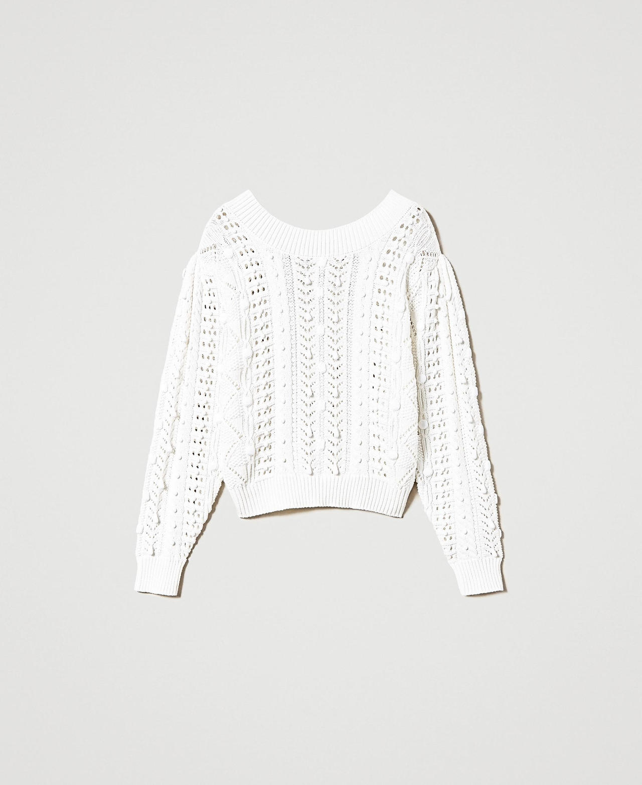 Pull ajouré avec broderie réalisée à la main