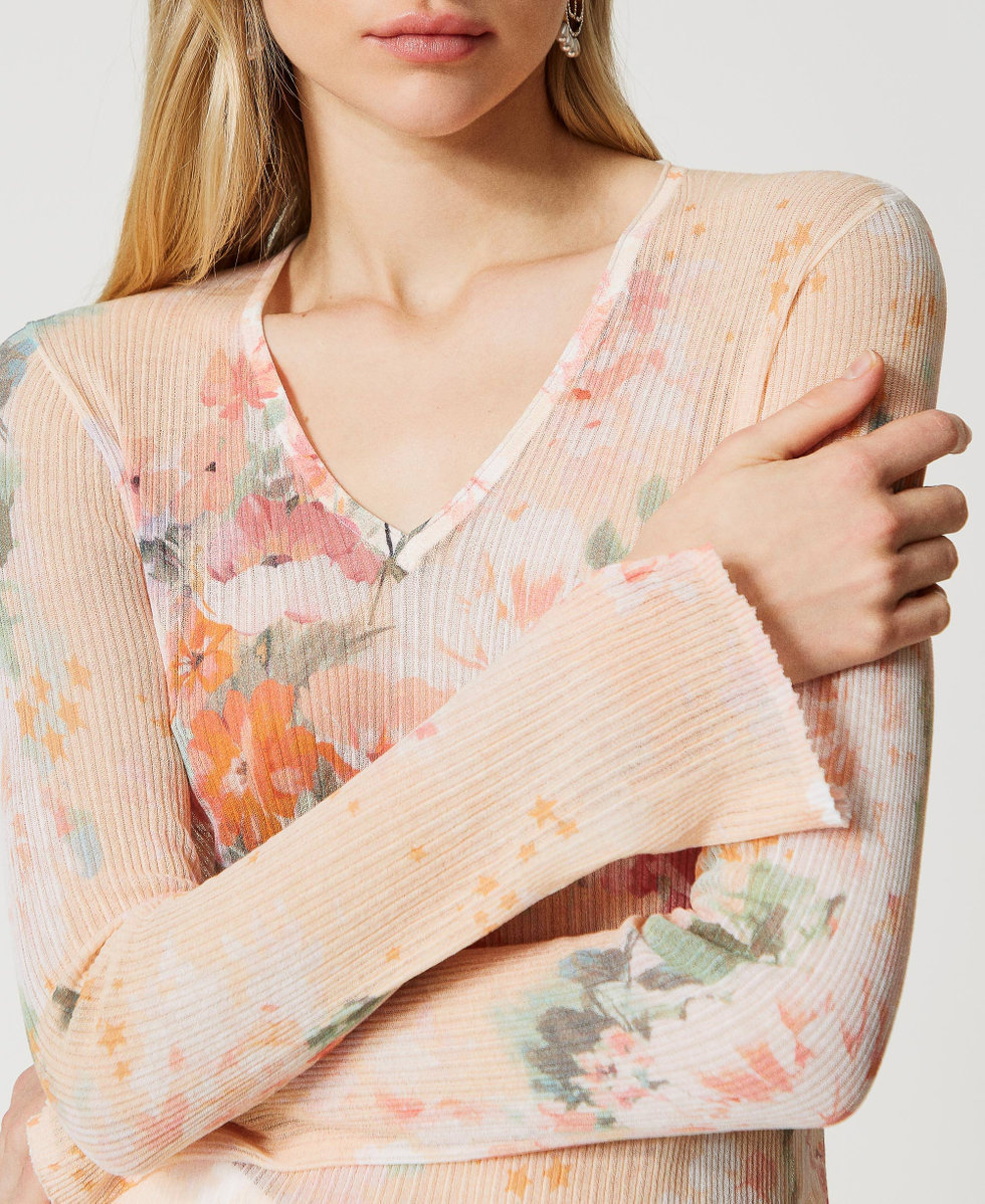 Jersey acanalado con estampado y escote de pico