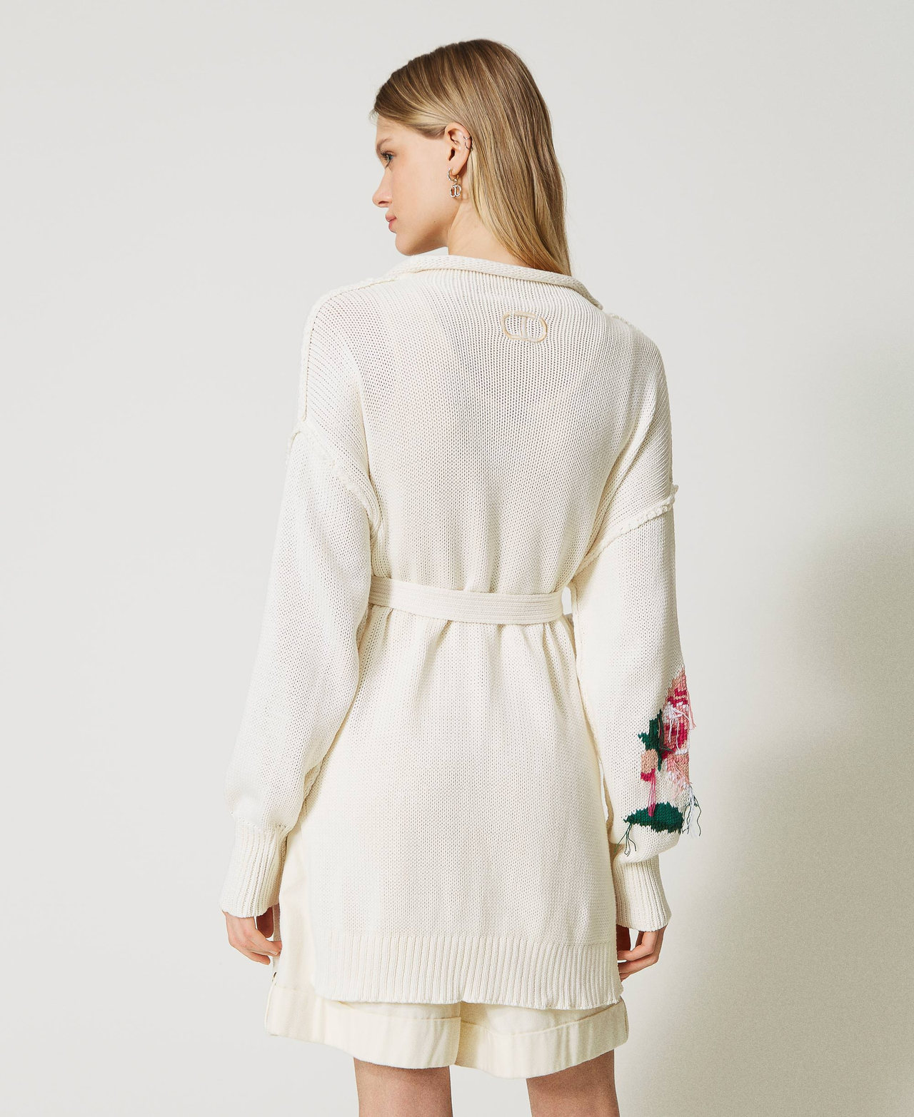 Maxi cardigan avec fleurs incrust&eacute;es