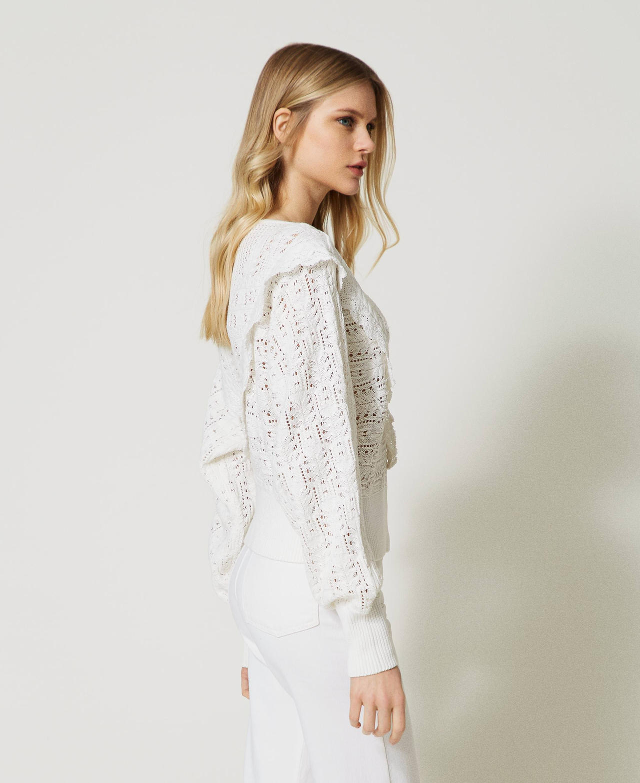 Pull avec volant au crochet