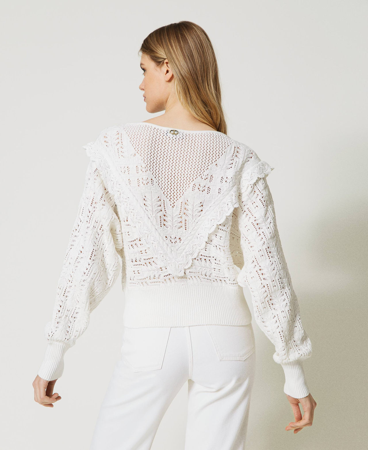 Pull avec volant au crochet