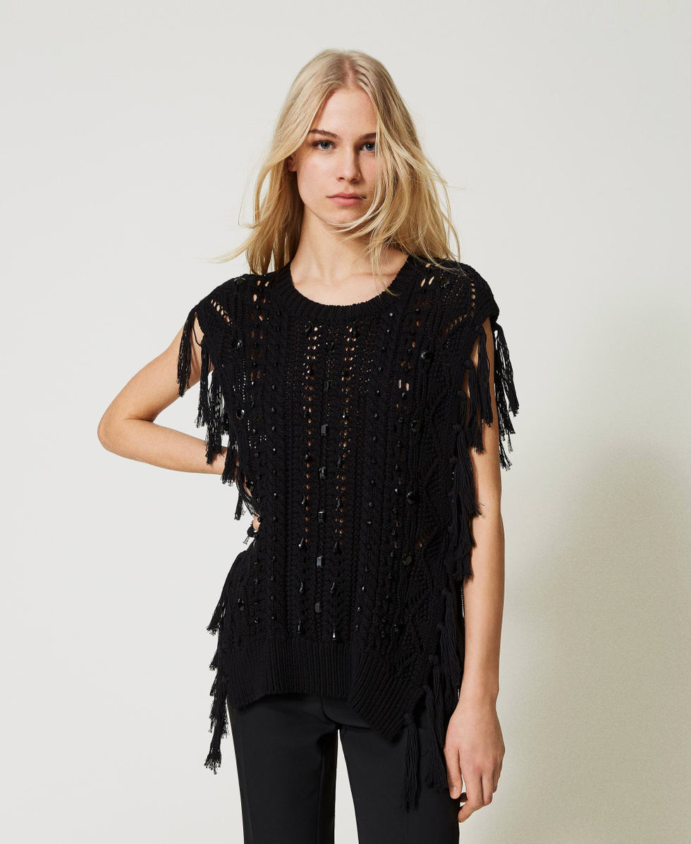 Pull poncho avec broderie r&eacute;alis&eacute;e &agrave; la main