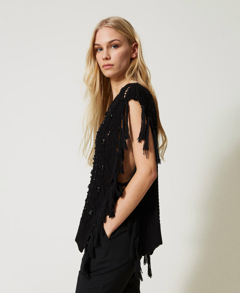 Maglia poncho con ricamo a mano