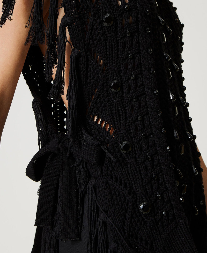 Maglia poncho con ricamo a mano