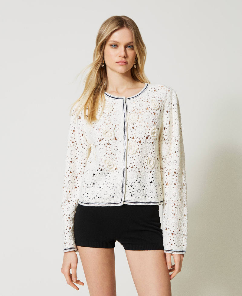 Blouson crochet avec broderie réalisée à la main