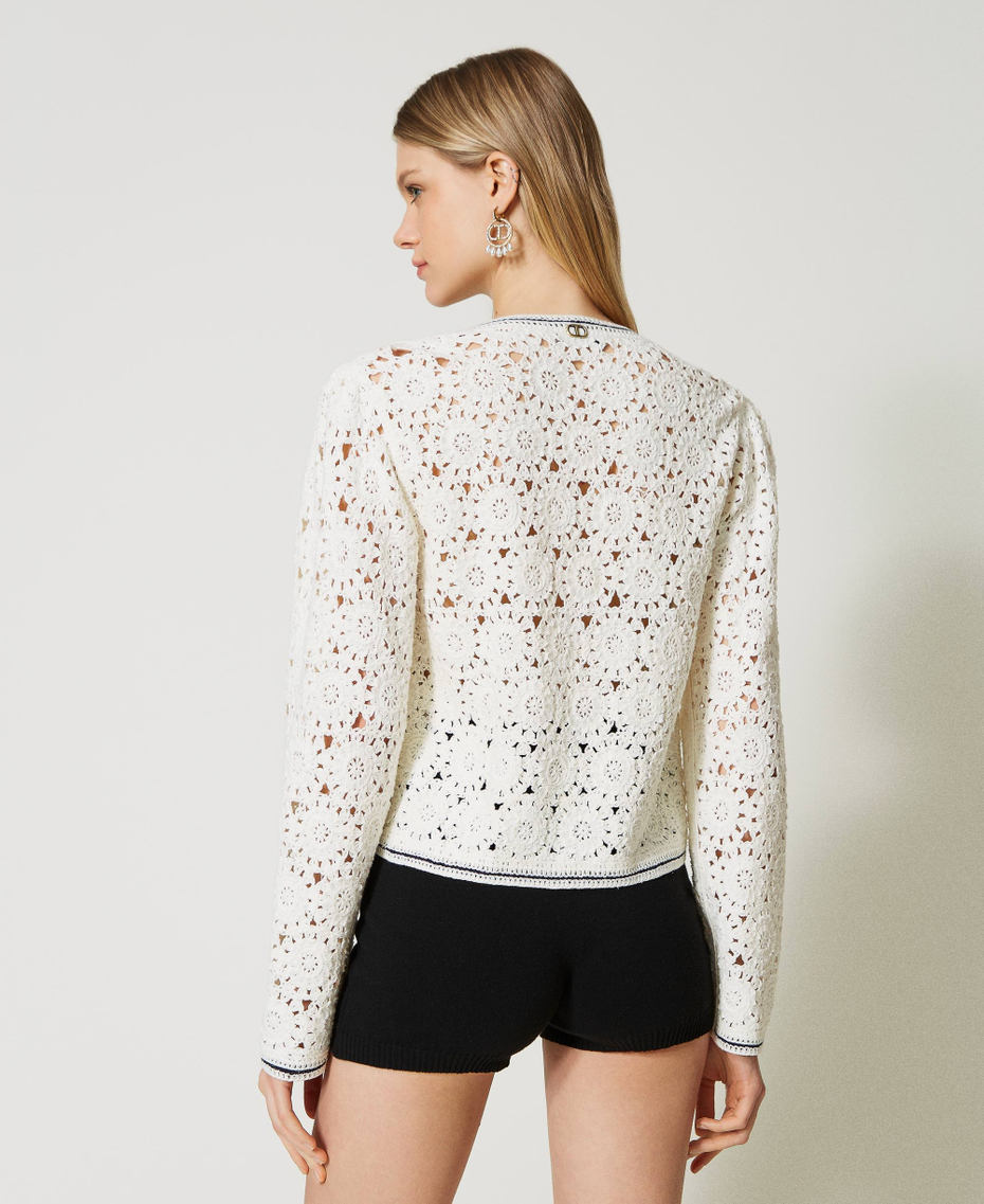 Blouson crochet avec broderie réalisée à la main