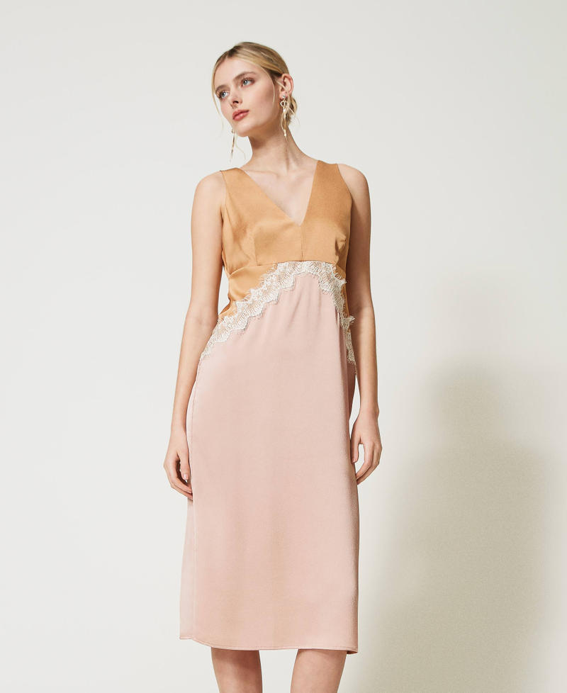 Robe mi-longue sans manches en satin et dentelle