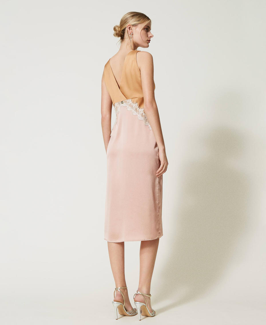 Robe mi-longue sans manches en satin et dentelle