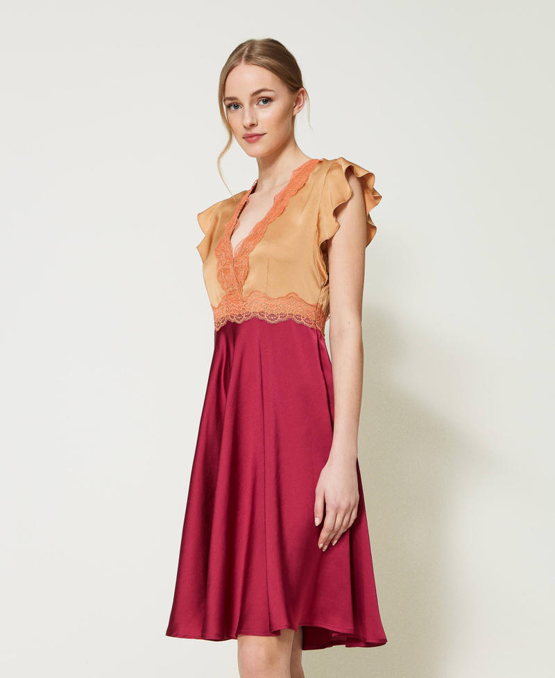 Robe mi-longue en satin et dentelle