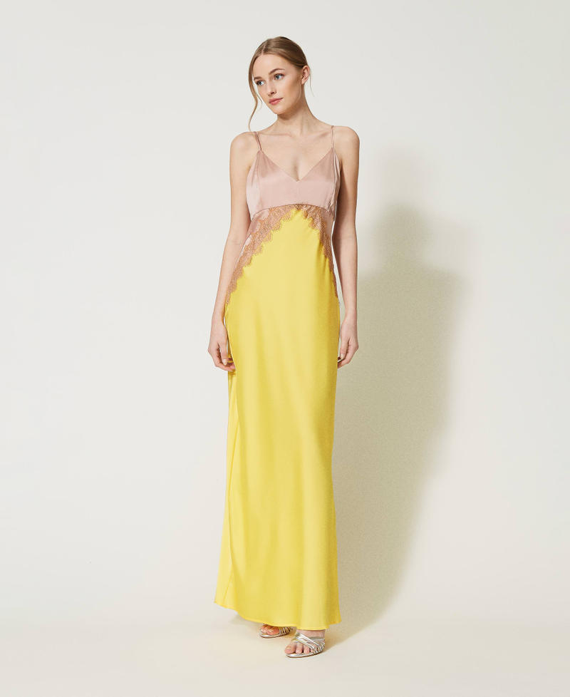 Robe longue en satin et dentelle