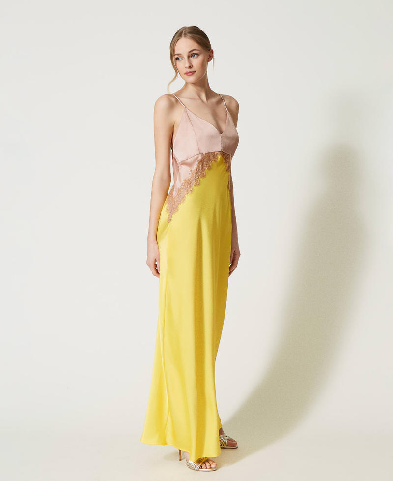 Robe longue en satin et dentelle