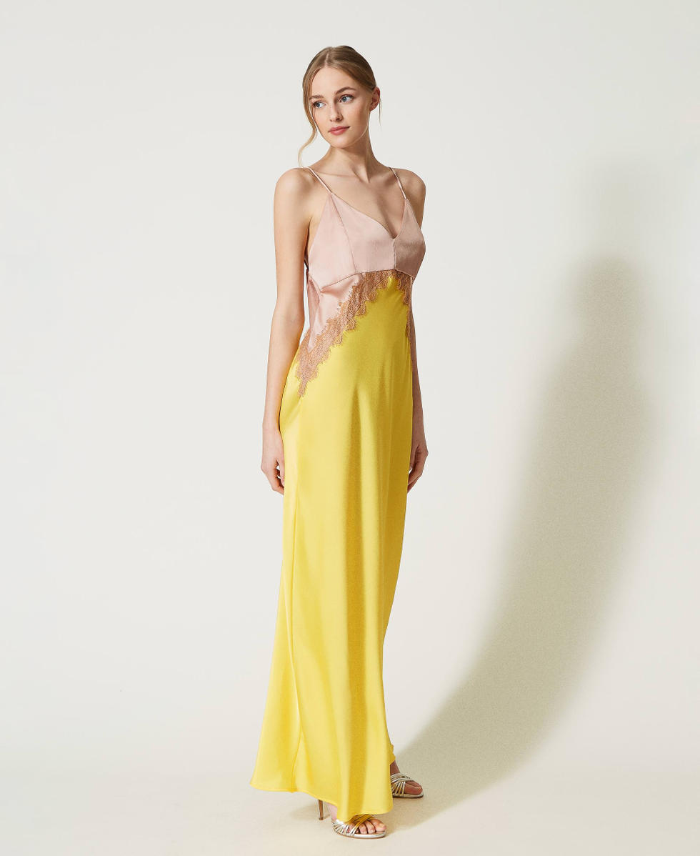 Robe longue en satin et dentelle