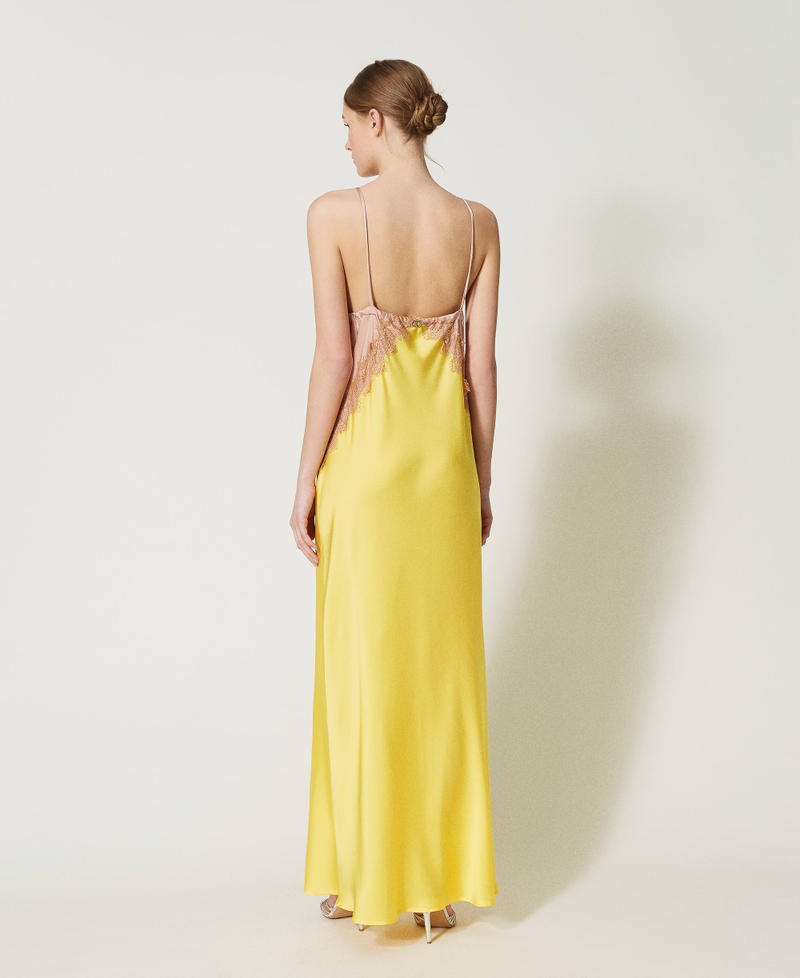 Robe longue en satin et dentelle