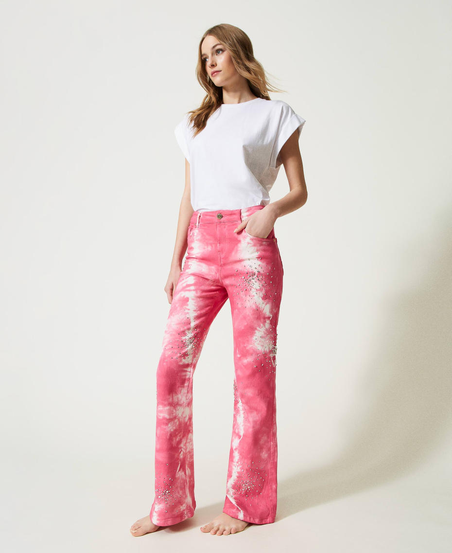 Handbestickte und -gefärbte Flare-Fit-Jeans „Iris“ Denim Pink Frau 231TQ2110-03