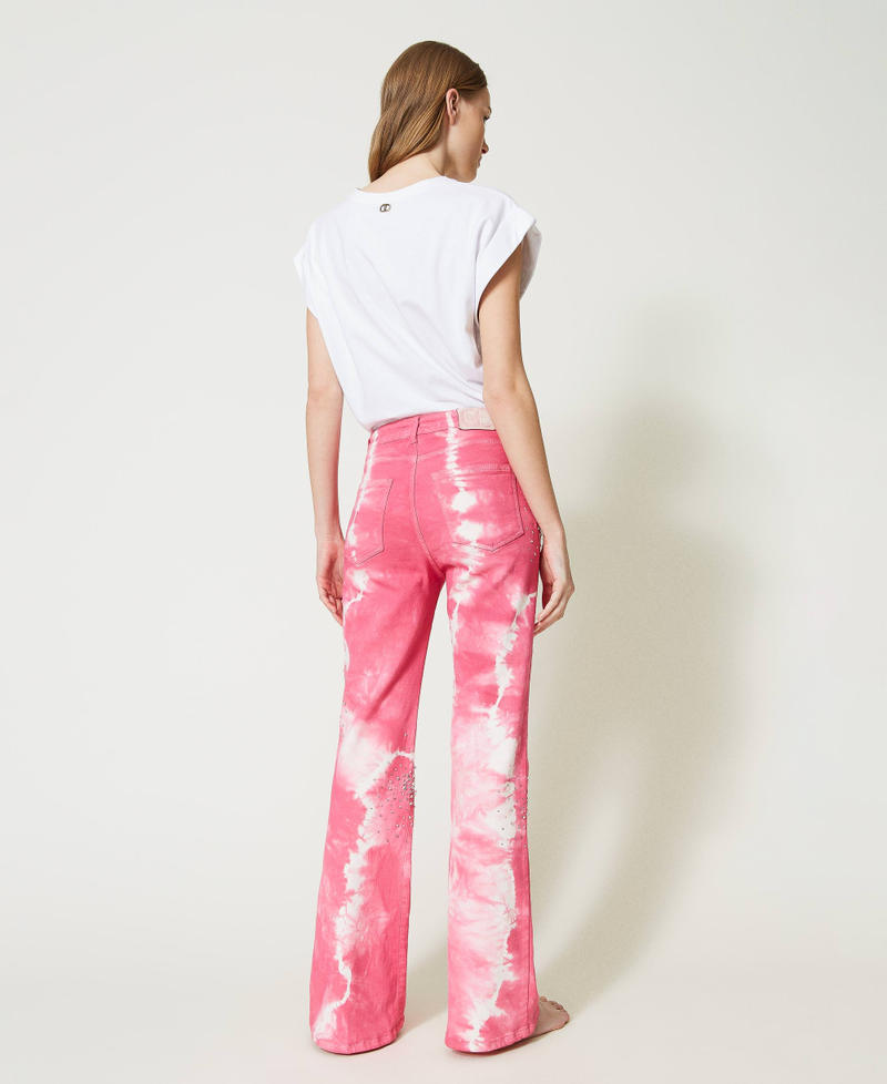 Handbestickte und -gefärbte Flare-Fit-Jeans „Iris“ Denim Pink Frau 231TQ2110_11318_04