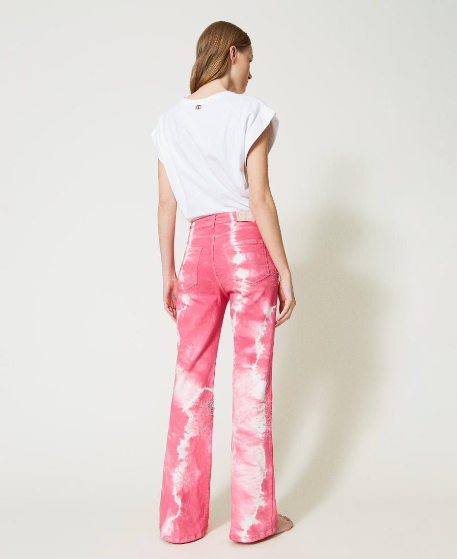 Handbestickte und -gefärbte Flare-Fit-Jeans „Iris“ Denim Pink Frau 231TQ2110-04