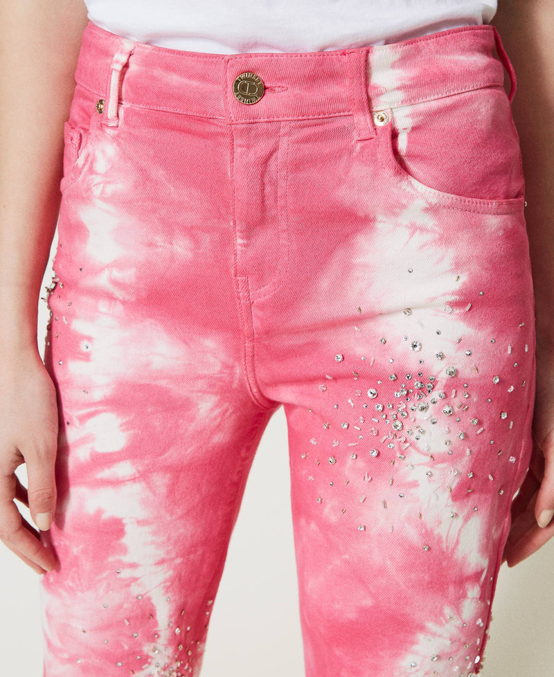 Handbestickte und -gefärbte Flare-Fit-Jeans „Iris“ Denim Pink Frau 231TQ2110-05