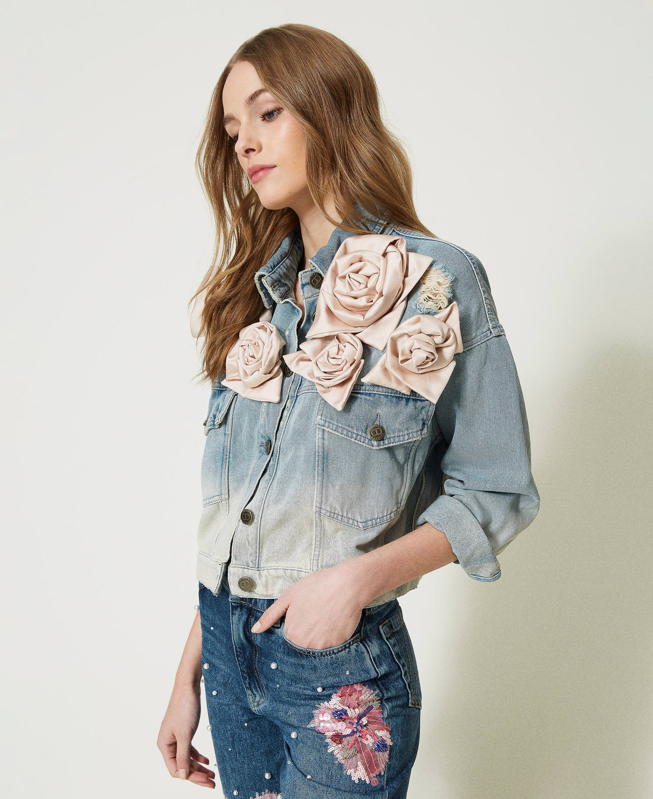 ‘Baccarat Rose’ jacket made from fadeout denim with fabric flowers Faded Denim / Pink Rose Woman 231TQ2112-02