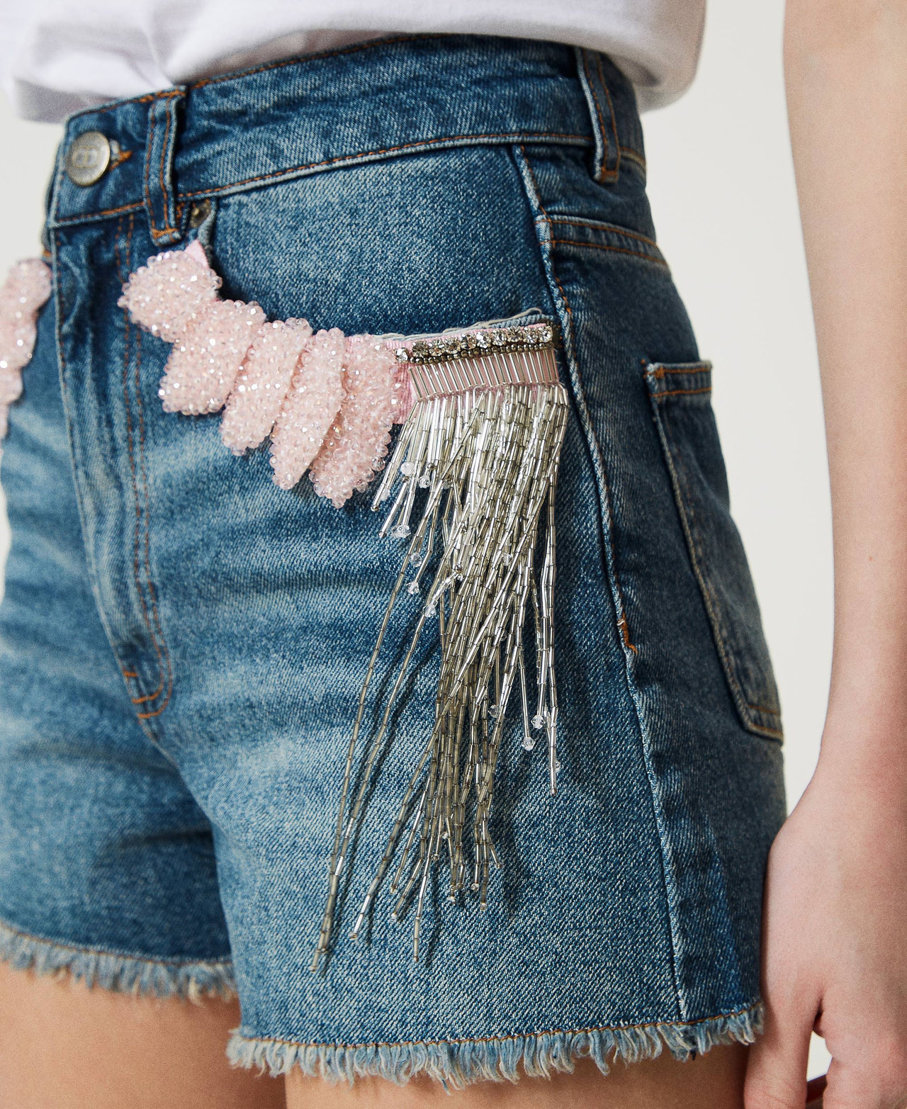 Shorts 'Flora' in jeans con ricami a mano