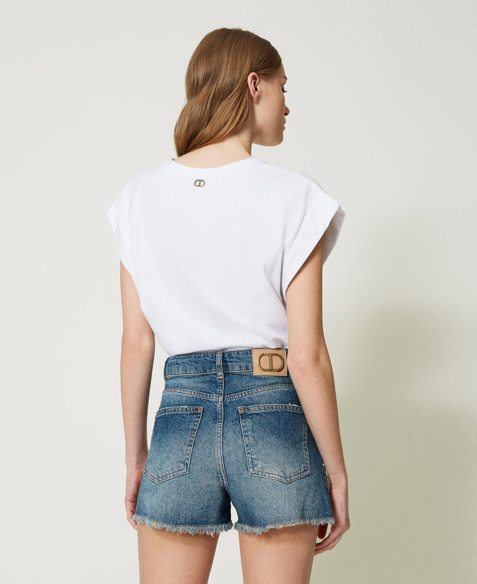 Shorts 'Flora' in jeans con ricami a mano