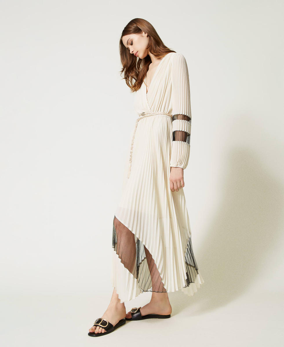 Langes Plisseekleid aus Georgette und T&uuml;ll