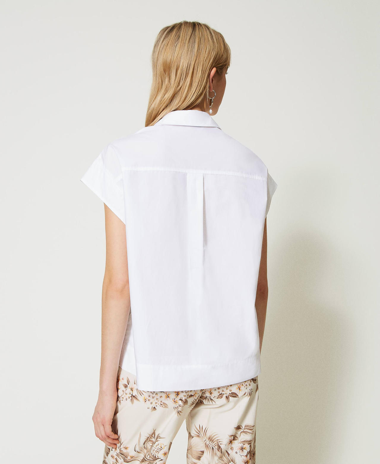 Camisa de popelina con bolsillo y bordado Oval T Blanco Mujer 231TT204F-03
