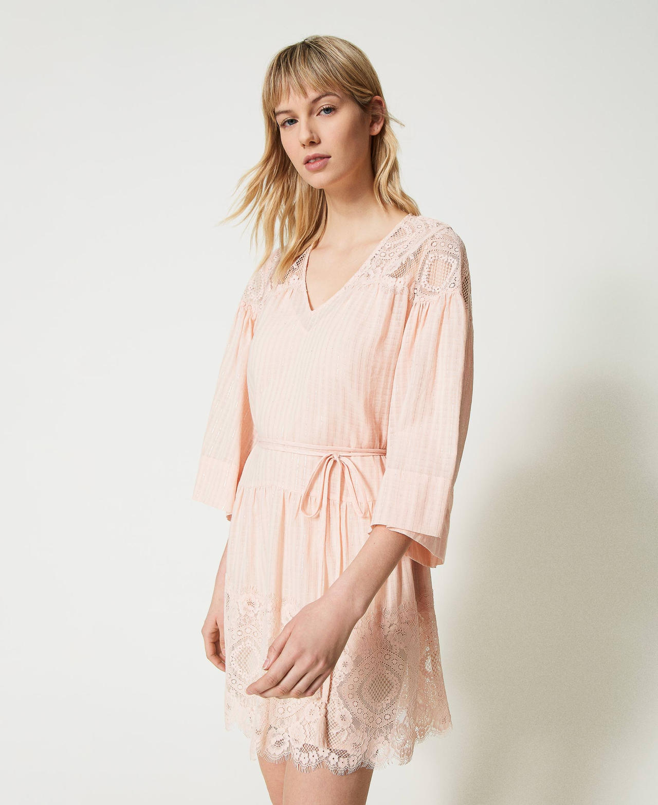 Kurzes Kleid aus Musselin und Spitze