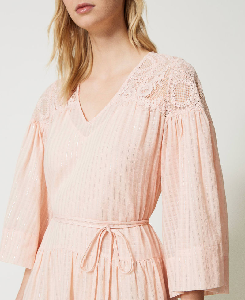 Kurzes Kleid aus Musselin und Spitze