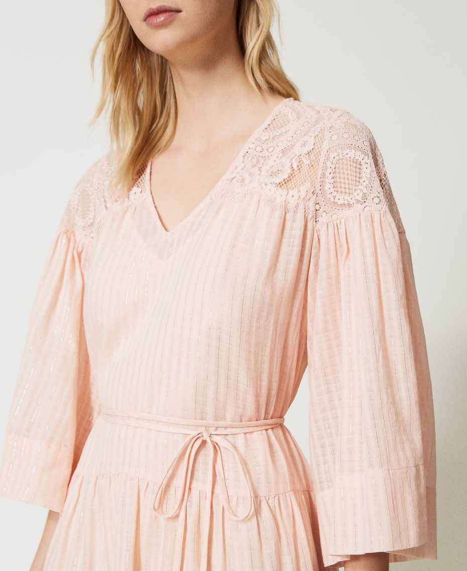 Kurzes Kleid aus Musselin und Spitze
