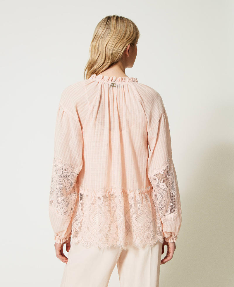 Blouse en mousseline et dentelle