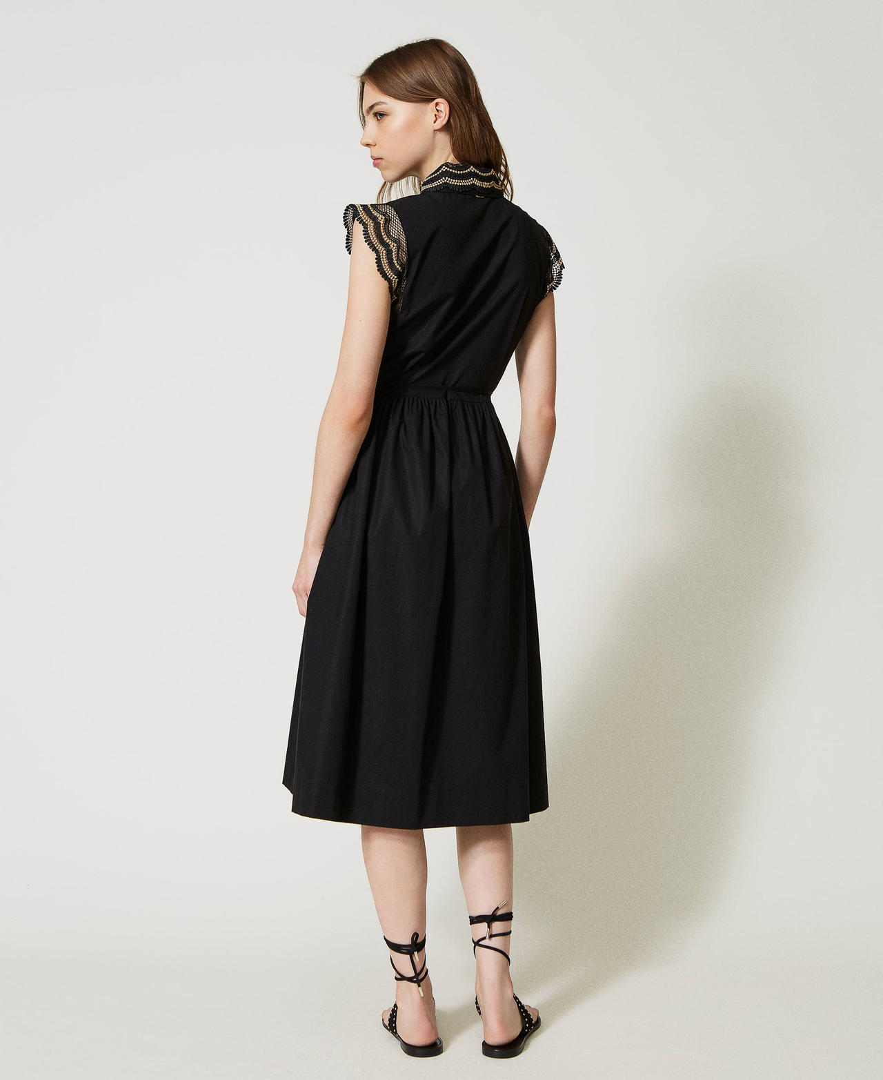 Длинное платье-рубашка из поплина с двухцветным кружевом Вышивка Бежевый / Черный женщина 231TT2120-03