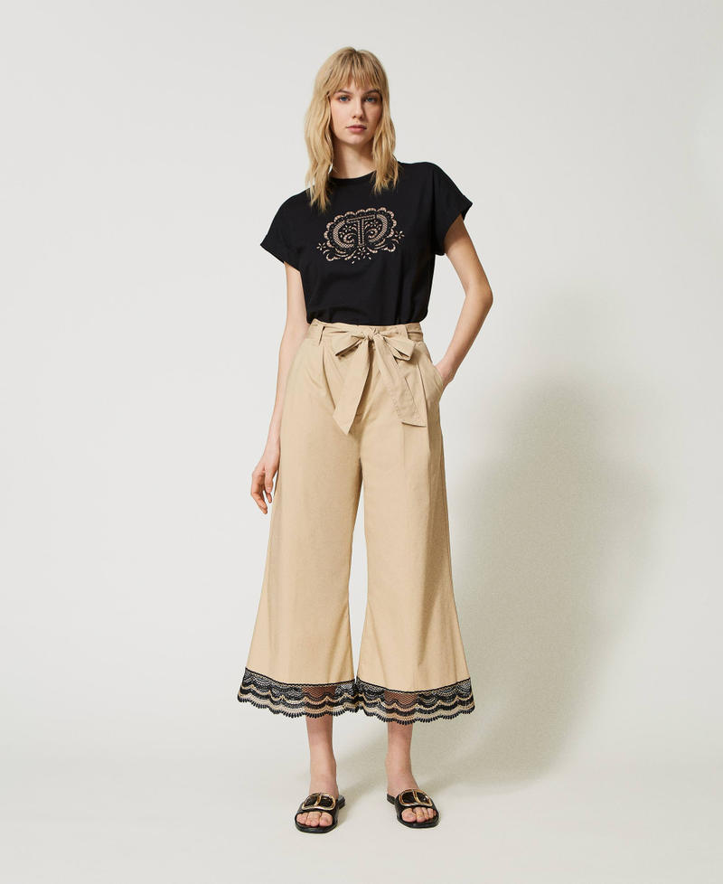 Укороченные брюки из поплина с двухцветным кружевом Вышивка Бежевый / Черный женщина 231TT2128-01