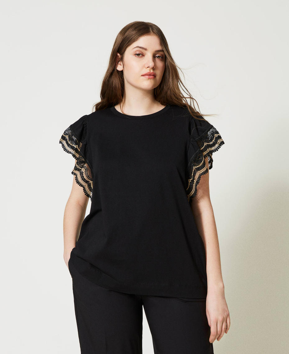 T-shirt with two-tone macram&eacute; lace borders