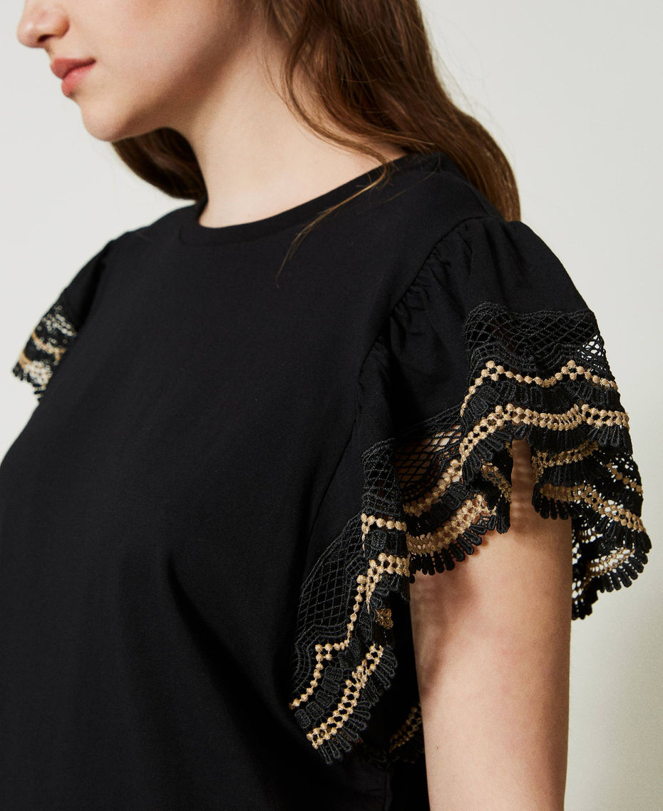 T-shirt with two-tone macram&eacute; lace borders