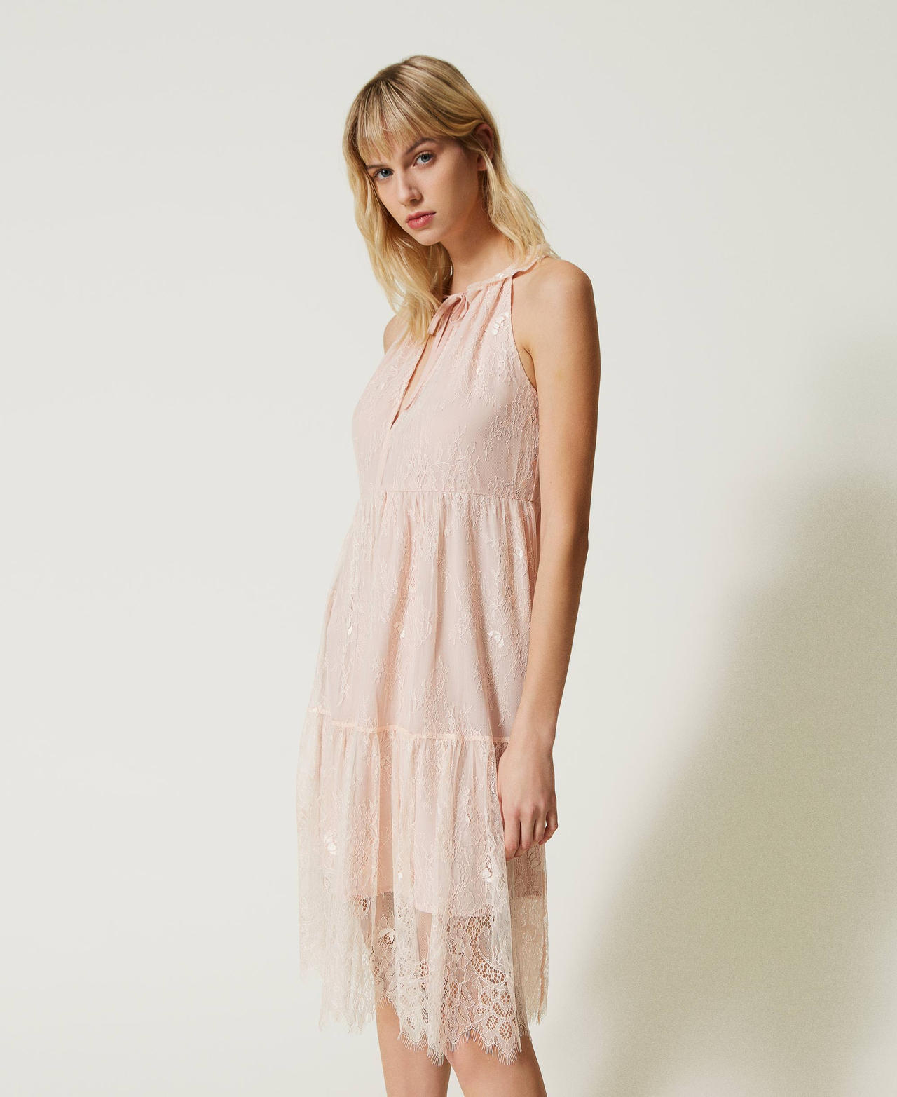 Robe mi-longue en dentelle de Chantilly